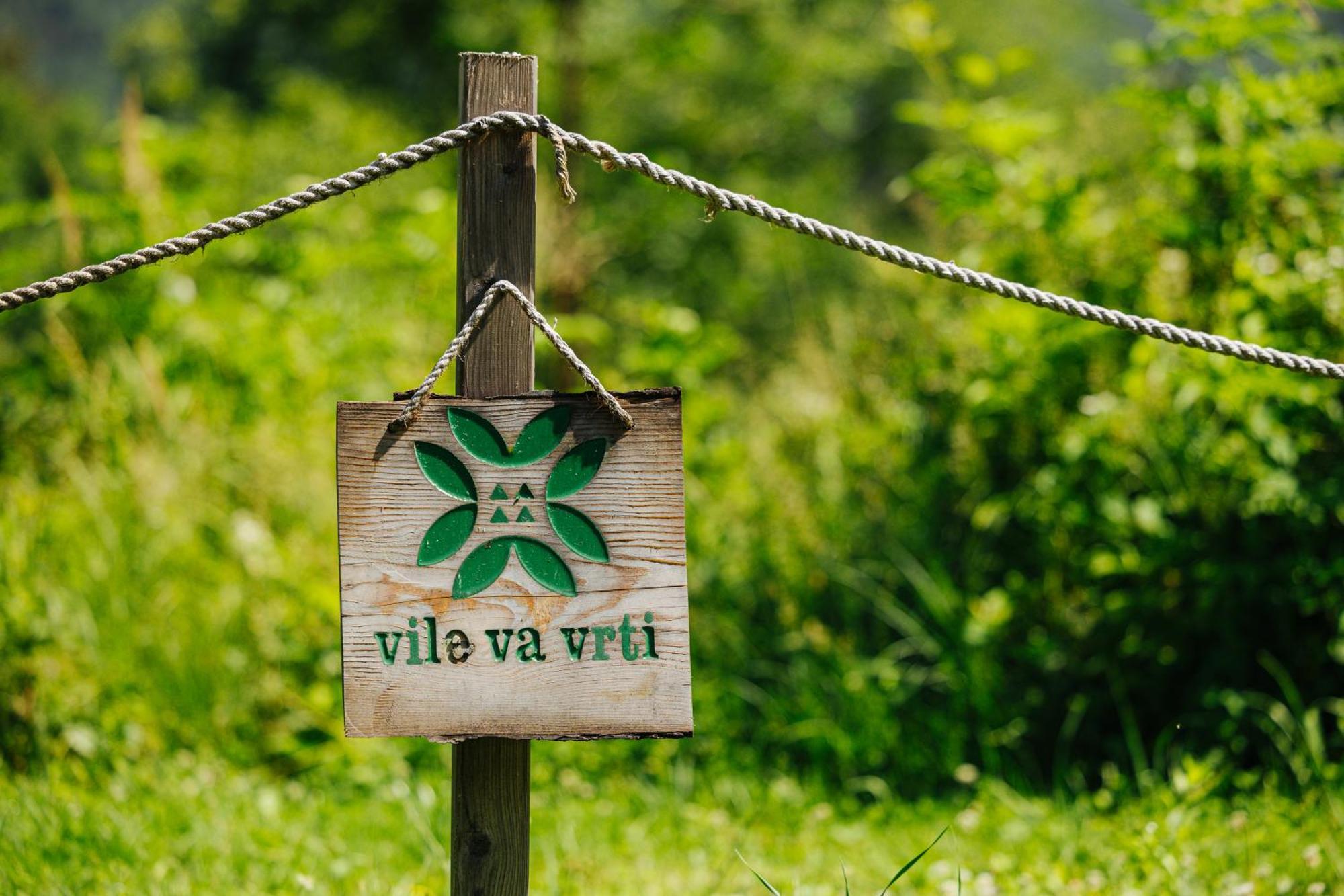 Gozdne Vile Va Vrti Kostel Buitenkant foto